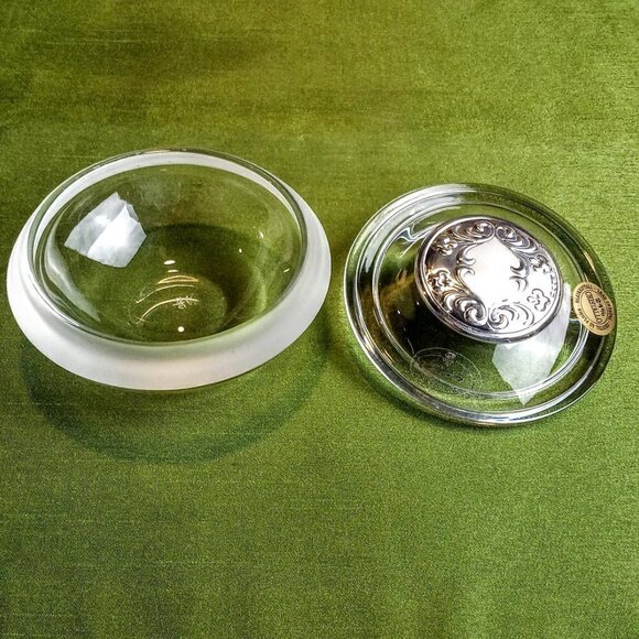 Italian Frosted Crystal Silver Medallion Round Box - Picture 3 of 6